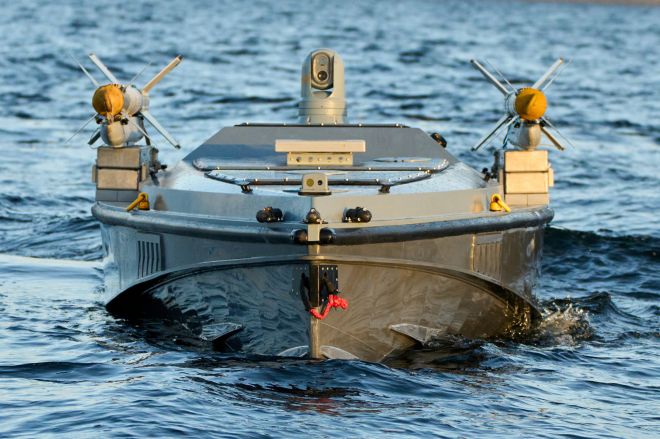 우크라이나 국방정보국(GUR)이 운용하는 해상드론 ‘마구라 V7’. 공대공 미사일을 개조 탑재한 채 우크라이나의 비공개 해역에서 작전 중인 모습이다. 2025년 12월 6일 촬영. AP 연합뉴스