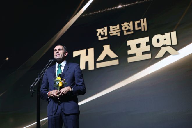 거스 포옛 전북 현대 감독이 1일 서울 스위스그랜드호텔에서 열린 2025 K리그 시상식에서 감독상을 받은 뒤 소감을 밝히고 있다. K리그 제공