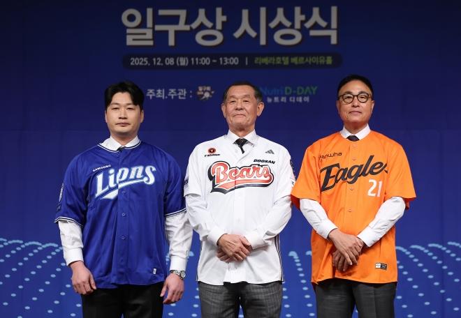 한자리 모인 세 명의 21번 - 8일 서울 강남구 리베라호텔에서 열린 ‘2025 뉴트리디데이 일구상 시상식’에서 진행된 21번 영구결번 착장식에서 참석자들이 유니폼을 입고 기념 촬영을 하고 있다. 왼쪽부터 오승환, 박철순, 송진우. 2025.12.8 연합뉴스