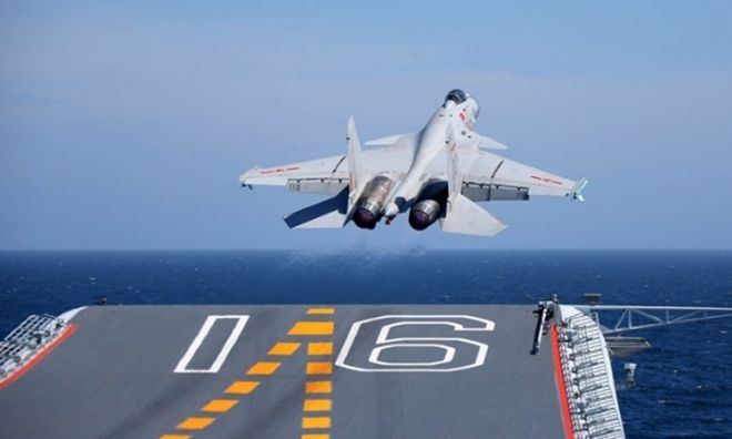 중국 항모 랴오닝함에서 출격하는 F-15 전투기 자료사진. 글로벌타임스 제공