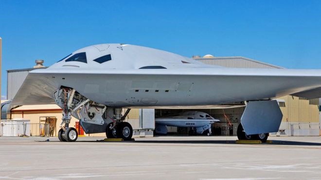 미 캘리포니아 에드워즈 공군기지의 격납고 앞에 주기된 차세대 스텔스 폭격기 B-21 레이더. 뒤편 격납고 안에도 또 다른 B-21 기체가 모습을 드러내고 있다. 미국 공군 제공