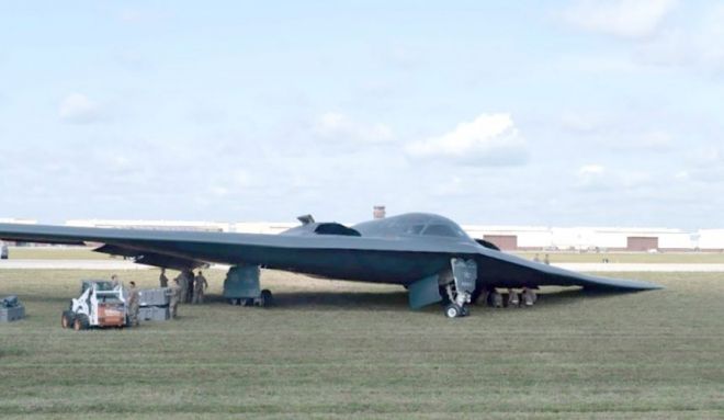 착륙 중 사고로 좌측 착륙장치가 붕괴된 미 공군의 B-2 스텔스 폭격기 ‘스피릿 오브 조지아’. 활주로를 벗어나 잔디밭에 멈춰선 기체 주변에서 정비 인력들이 긴급 복구 작업을 진행하고 있다. 미국 공군 제공