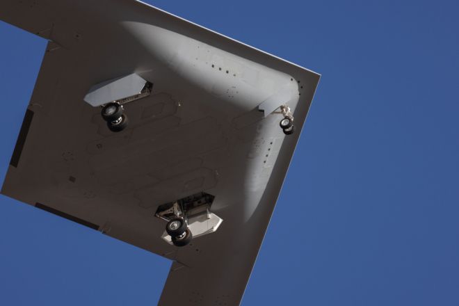 시험비행 중인 미 공군 차세대 스텔스 폭격기 B-21 레이더의 기체 하부 모습. 두 번째 시제기가 처음으로 비행에 나서는 장면이 포착됐다. 미 공군 제공