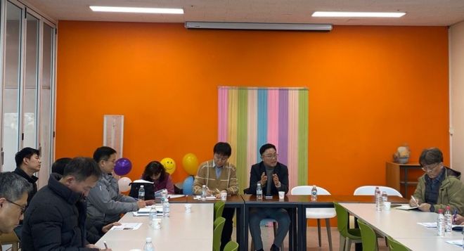 현장점검 후 합동 대책회의를 이어가는 최기찬 의원