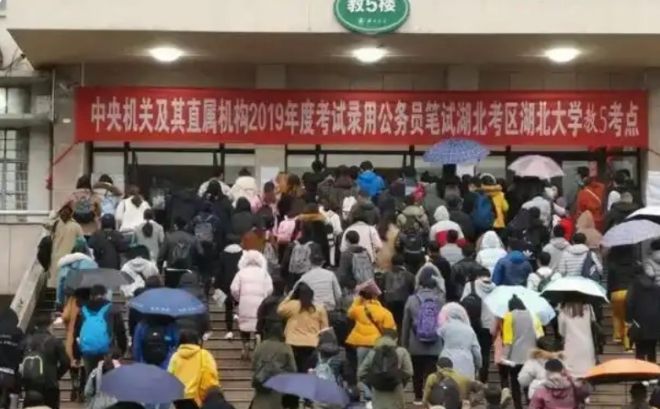 중국 전역에서 89차례 공무원 및 국가고시 시험을 대리 응시한 조직이 붙잡혔다. 사진은 공무원 시험을 치르기 위해 건물로 들어가는 응시생들. 바이두