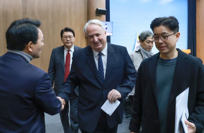 의원직 사퇴 표명한 국민의힘 인요한 의원 - 국민의힘 인요한 의원이 10일 서울 여의도 국회 소통관에서 의원직 사퇴 발표 기자회견을 마친 후 이동하고 있다.  연합뉴스