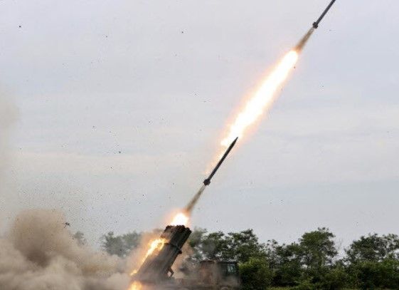 북한이 지난 8월 새로운 유도 체계를 적용한 신형 240㎜ 방사포를 시험 발사하는 장면.  240㎜ 방사포는 남한 수도권을 위협하는 장사정 다연장로켓이다. 조선중앙통신 연합뉴스