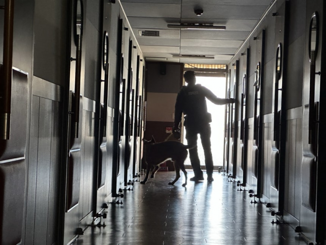 10일 오전 8시 13분쯤 대구 남구 대명동의 고등학교에 사제 폭탄이 설치됐다는 신고가 접수돼 경찰이 수색을  하고 있다. 연합뉴스