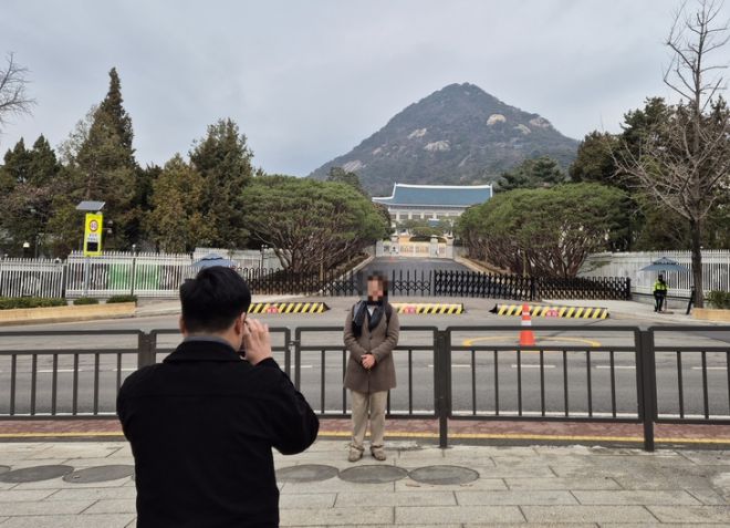 한 관광객이 청와대 정문 앞에서 기념 촬영을 하고 있다. 반영윤 기자