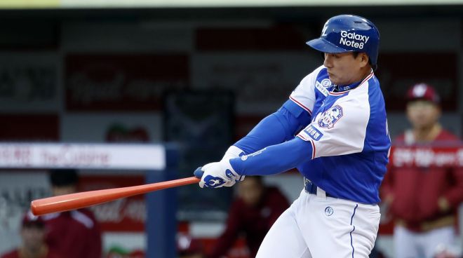 스포츠-야구-프로야구-삼성 이승엽 은퇴 투어-대구 삼성라이온즈파크 - 3일 오후 대구 삼성라이온즈파크에서 열린 2017 타이어뱅크 프로야구 넥센 히어로즈와 삼성 라이온즈의 경기. 1회말 1사 3루 삼성 이승엽이 투런 홈런을 날리고 있다. 2017.10.3     연합뉴스