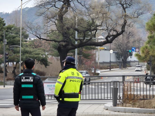 10일 경찰들이 종로구 효자동 청와대 사랑채 인근에서 경비 근무를 서고 있는 모습.