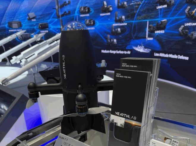 서울 ADEX 2025 전시회에 공개된 자율 요격드론 ‘카이든(KAiDEN)’ 실물 모델. 니어스랩은 이번 전시에서 카이든의 군집 운용·자율 요격 기능을 선보였다. 니어스랩 제공