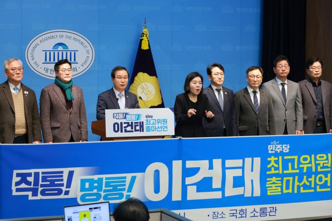 최고위원 출마 선언하는 민주당 이건태 의원 - 더불어민주당 이건태(왼쪽 세 번째) 의원이 11일 국회 소통관에서 최고위원 보궐선거 출마를 선언하고 있다. 왼쪽부터 민주당 이재강·박찬대 의원, 이 의원, 천준호·이광희·김태선·김우영 의원. 2025.12.11