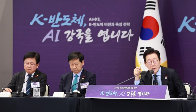 이재명 대통령이 10일 용산 대통령실에서 열린 AI 시대의 K-반도체 비전과 육성전략 보고회에서 발언하고 있다.  오른쪽부터 이 대통령, 구윤철 부총리 겸 기획재정부 장관, 최교진 교육부 장관.  연합뉴스