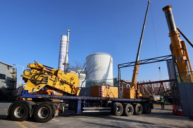 12일 오후 광주 서구 치평동 광주대표도서관 붕괴 사고 현장에 대형 크레인이 추가 투입되고 있다. 연합뉴스 제공