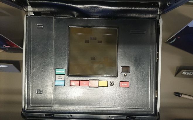 1990년대 제작된 러시아 ‘핵가방(체겟)’ 내부 전시물. 대통령이 핵전력 사용 명령을 전달할 때 사용하는 단말기로, 보리스 옐친 박물관에 전시돼 있다. 보리스 옐친 박물관