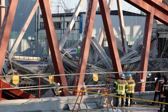 광주 도서관 건설 현장 붕괴 - 광주대표도서관 신축 공사장 붕괴 사고 이틀째인 12일 관계자들이 붕괴 현장을 살펴보고 있다. 2025.12.12  연합뉴스