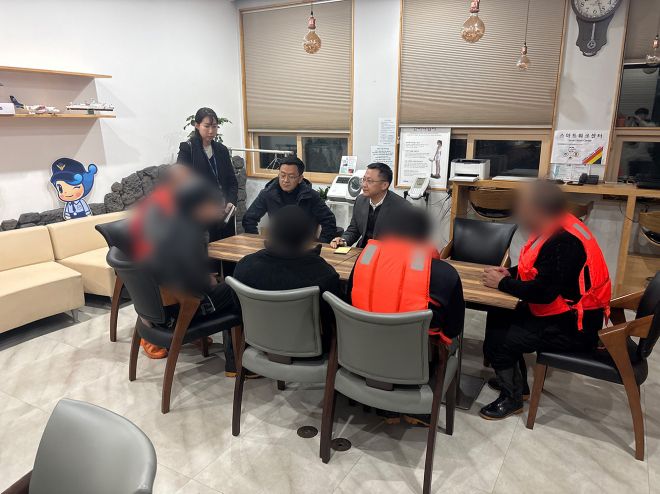 표류하다 구조된 선원을 상대로 조사를 하고 있는 제주해경. 제주지방해양경찰청 제공