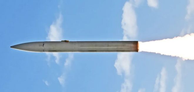 미 육군의 장거리 극초음속 무기 ‘다크 이글’ 체계 시험 발사 장면에서 사용된 공통 미사일. 다크 이글은 부스터로 가속한 뒤 글라이드체가 극초음속으로 활공하는 방식이다. 미 국방부 제공