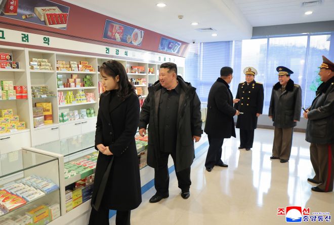 김정은 북한 국무위원장이 15일 평양시 외곽 강동군에서 열린 지방공업공장과 종합봉사소 준공식에 참석해 딸 김주애와 함께 이동하고 있다. 이날 행사에는 부인 리설주 여사도 동행했다. 조선중앙통신·연합뉴스