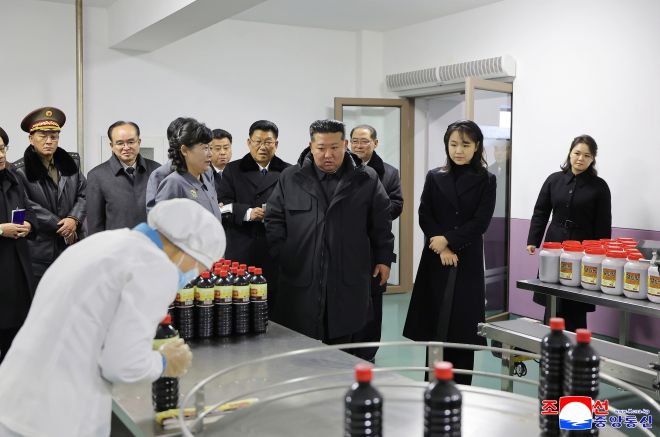 김정은 북한 국무위원장이 15일 평양시 외곽 강동군에서 열린 지방공업공장과 종합봉사소 준공식에 참석해 딸 김주애와 함께 현장을 둘러보고 있다. 이날 행사에는 부인 리설주 여사도 동행했다. 조선중앙통신·연합뉴스