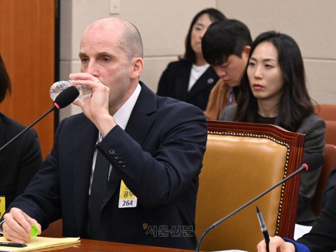 17일 서울 여의도 국회 과학기술정보방송통신위원회에서 열린 쿠팡 침해사고 관련 청문회에 출석한 해롤드 로저스 쿠팡 대표이사가 물을 마시고 있다. 2025.12.17. 안주영 전문기자