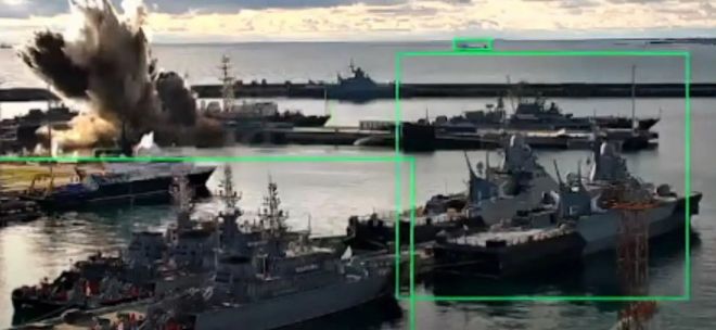 노보로시스크 항구에 정박한 러시아 해군 잠수함이 폭파됐다고 우크라이나군이 주장하는 장면. 우크라이나 보안군(SBU) 제공