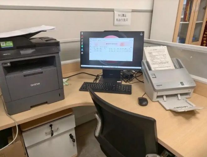 중국 교육 현장에서 AI 채점기가 등장해 화제다. 펑멘신문 캡처