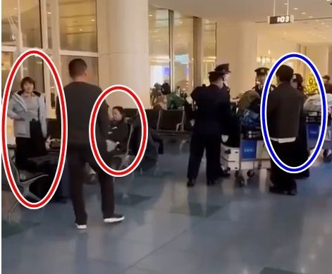 일본 도쿄 하네다공항에서 중국인으로 추정되는 여성(빨간색 원) 2명이 대만인으로 추정되는 여성(파란색 원)을 향해 욕설했다. 자료 : 엑스