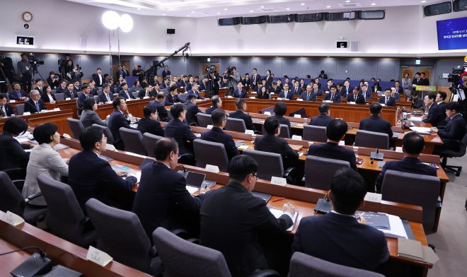 이재명 대통령, 외교부(재외동포청)·통일부 업무보고 발언 - 이재명 대통령이 19일 정부서울청사 별관에서 열린 외교부(재외동포청)·통일부 업무보고에서 발언하고 있다.  연합뉴스