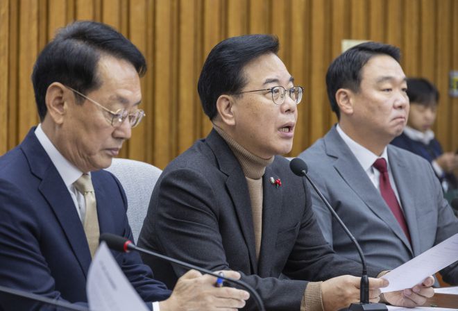 국민의힘 송언석 원내대표(가운데)가 19일 국회에서 열린 원내대책회의에서 대법원의 전담재판부 추진과 민주당의 내란특별전담재판부법 강행에 관련한 발언을 하고 있다. 연합뉴스