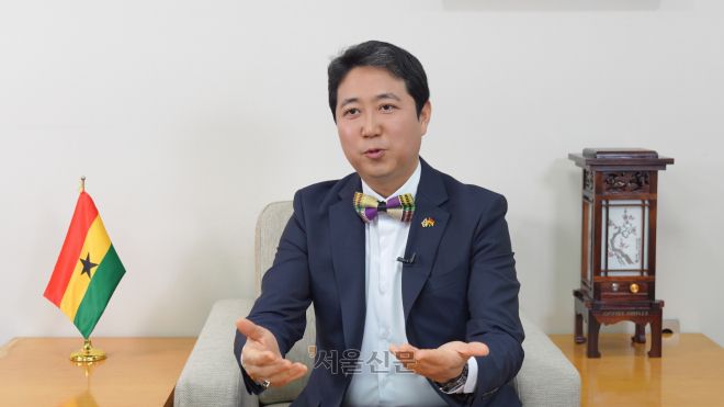 최고조 주한 가나대사는 17일 서울 용산구 주한 가나대사관에서 가진 인터뷰에서 “한국과 가나 정상이 만나 문화 교류, 사업 발전 노하우 공유, 광물 개발 협력을 논의한다면 자연스럽게 동반자 관계로 발전하지 않을까 생각한다”고 강조했다. 김지현 인턴기자