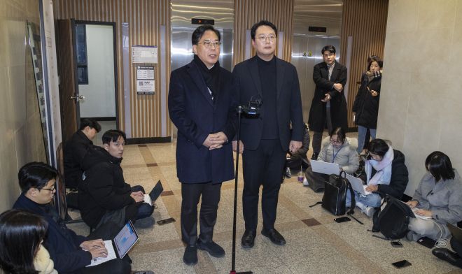 송언석ㆍ천하람 통일교 특검법 공동 발의 관련 협의 내용 설명 - 국민의힘 송언석(왼쪽) 원내대표와 개혁신당 천하람 원내대표가 21일 서울 여의도의 한 음식점에서 통일교 특검법 공동 발의 관련 오찬 회동을 마친 뒤  양당이 협의한 내용을 설명하고 있다. 연합뉴스