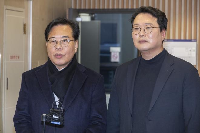 송언석ㆍ천하람 통일교 특검법 공동 발의 관련 협의 내용 설명 - 국민의힘 송언석(왼쪽) 원내대표와 개혁신당 천하람 원내대표가 21일 서울 여의도의 한 음식점에서 통일교 특검법 공동 발의 관련 오찬 회동을 마친 뒤  양당이 협의한 내용을 설명하고 있다. 연합뉴스