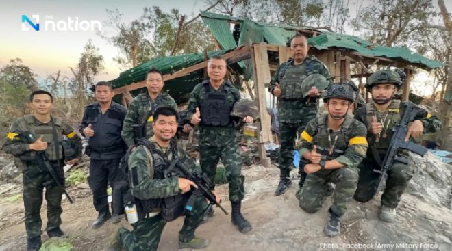 태국군 고위급 관계자(중앙)가 캄보디아 350고지 탈환 현장을 직접 방문했다며 공개한 사진