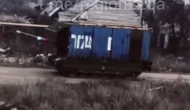 해상용 컨테이너를 개조해 설치한 러시아군 전차 모습. 영상 캡처