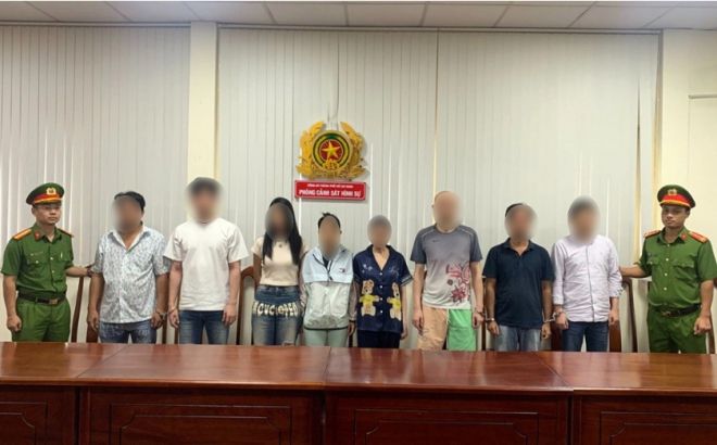 체포 당시 촬영된 성매매 알선 혐의 한국인 피의자들과 공범들의 모습. VN익스프레스 캡처