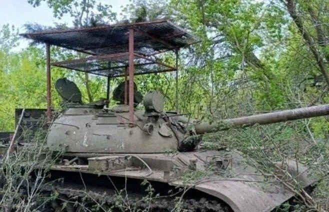 철장을 설치한  러시아군 전차. 자료사진