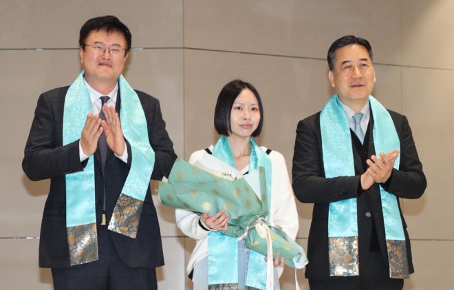 인천국제공항에서 열린 1850만 번째 관광객 환영행사. 왼쪽부터 김대현 문체부 제2차관, 행운의 주인공인 샬메인 리, 서영충 한국관광공사 사장직무대행. 한국관광공사 제공.