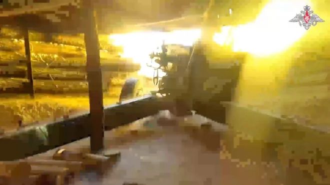 러시아군이 도네츠크의 우크라이나 진지를 향해 D-74를 발사하는 모습. 영상 캡처