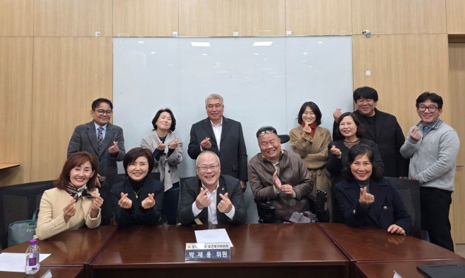 정담회를 마친 박재용 의원과 위생·미용·헬스·마음케어 분야 종사자 등 관계자들이 함께 기념촬영을 하고 있다.(사진=경기도의회)