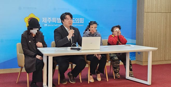 제주 모 중학교 사망 교사 유족들이 지난 8일 제주도의회 도민카페에서 기자회견을 열고 있다. 제주 강동삼 기자