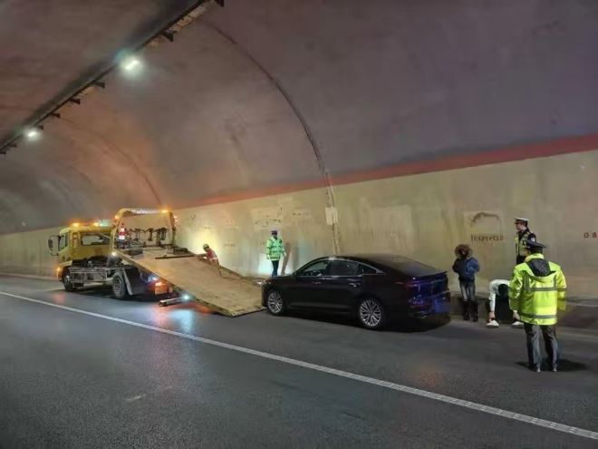 견인되는 차량. 중국 간쑤성 고속도로행정집행총대 무두대대