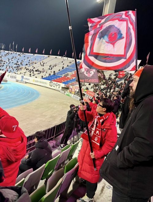 프로축구 K리그1 부천FC는 팬들의 열정이 유별나기로 유명하다. 1995년 창립된 서포터즈 ‘헤르메스’ 안영호 회장이 축구단 깃발을 든 채 부천을 응원하고 있다. 안영호씨 제공