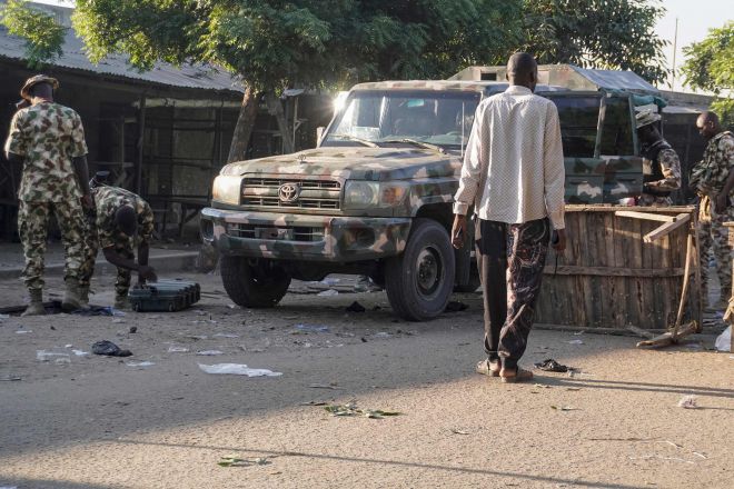 나이지리아 북동부 마이두구리의 감보루 시장에 있는 모스크에서 발생한 폭발 현장을 군 병력이 25일(현지시간) 점검하고 있다. 전날 이 모스크에서 발생한 폭발로 예배객 최소 7명이 숨졌다고 목격자와 보안 소식통이 전했다. AFP 연합뉴스