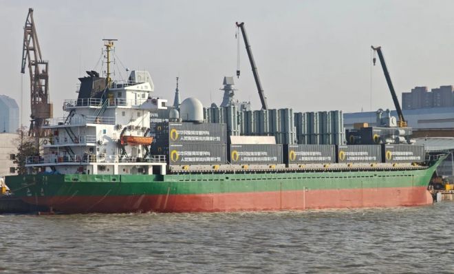 컨테이너형 수직발사체로 보이는 장비들이 갑판을 가득 메운 중국 화물선의 또 다른 각도. 상선을 전투 플랫폼으로 전환하려는 ‘무장 화물선’ 구상이 구체화되고 있다는 분석이 나온다. 중국 인터넷 캡처