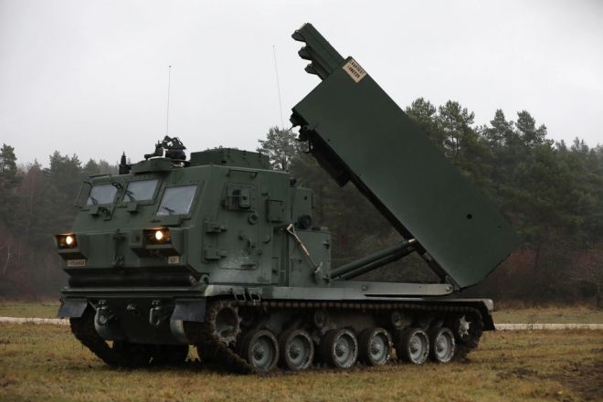 독일 바이에른주 그라펜뵈어 훈련장에서 미 육군 제41야전포병여단이 최신형 M270A2 다연장로켓포(MLRS)로 모의 사격 훈련을 실시하고 있다. 발사대를 들어 올린 상태에서 사격 절차와 운용 능력을 점검하는 장면으로, M270A2의 전방 화력 운용 개념을 보여주는 자료 사진이다. 미 육군 제공