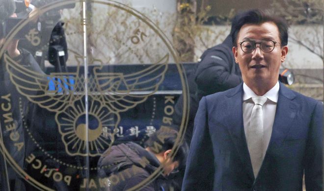 전재수 더불어민주당 의원(전 해양수산부 장관)이 지난 19일 통일교 측으로부터 현금 등을 받은 혐의로 서울 서대문구 경찰청에 피의자 신분으로 출석하고 있다. 연합뉴스