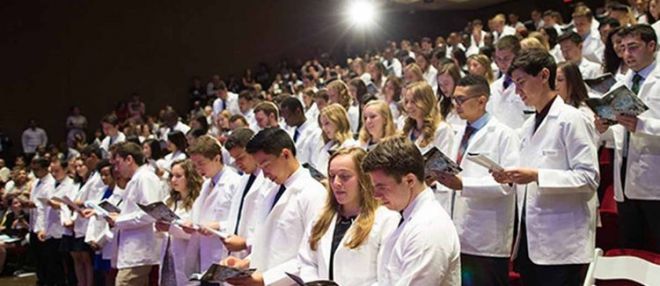 미국 뉴욕의 마운트 시나이 이칸 의과대학에서 열린 백의식에서 의과대학 신입생들이 선서를 하고 있다.  출처=마운트 시나이 이칸 의과대학
