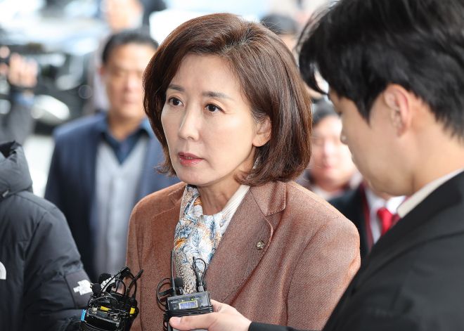 법원 도착한 나경원 - (서울=뉴스1) 박지혜 기자 = 나경원 국민의힘 의원이 20일 서울 양천구 남부지법에서 열린 ‘자유한국당 패스트트랙(신속처리안건) 충돌 사건’ 1심 선고 공판에 출석하며 취재진 질문에 답하고 있다. 2025.11.20/뉴스1